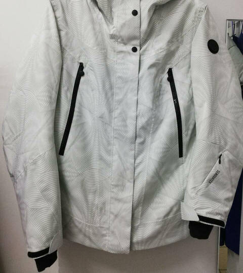 Белая спортивная куртка