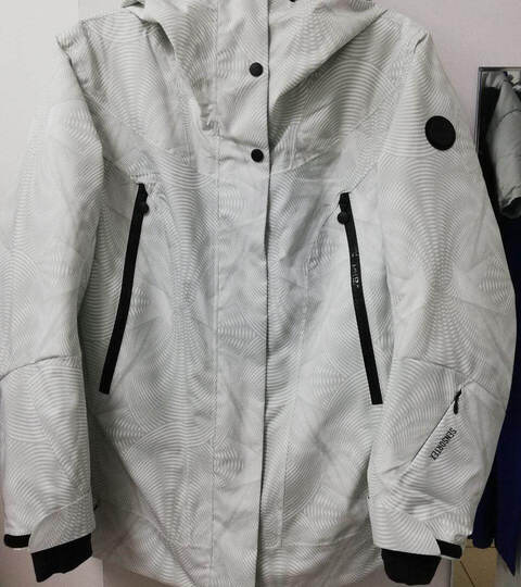 Белая спортивная куртка