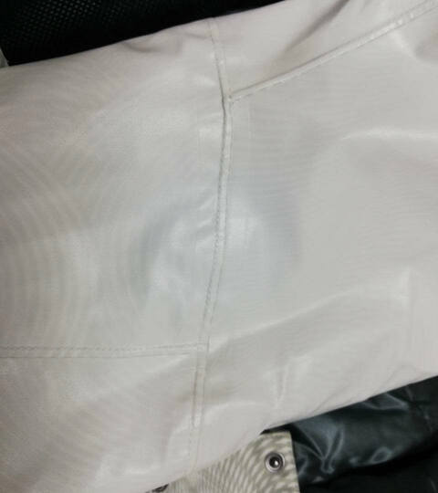 Белая спортивная куртка