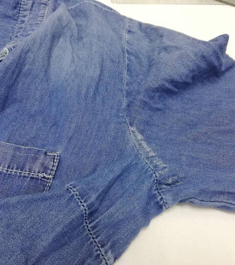 Джинсовая рубашка с дыркой