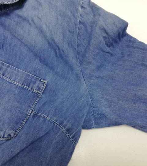 Джинсовая рубашка с дыркой