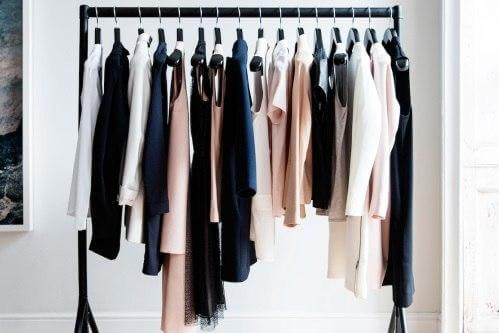 Одежда на вешалках