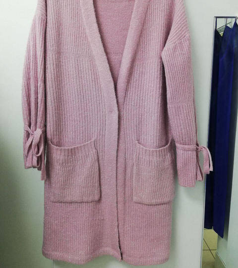 Розовая кофта с карманами