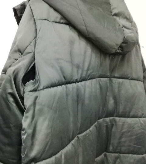 Серая куртка с порывом под рукавом