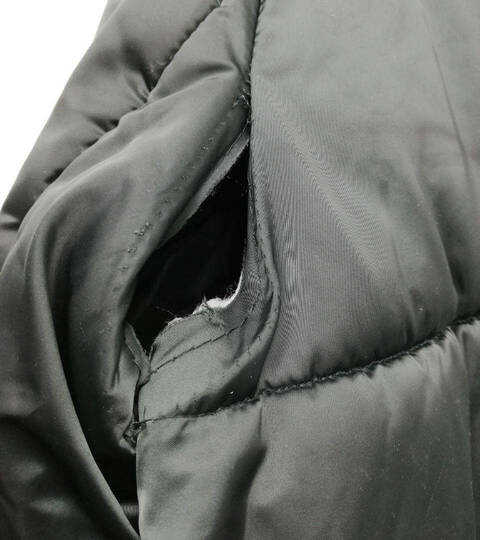 Серая куртка с порывом под рукавом