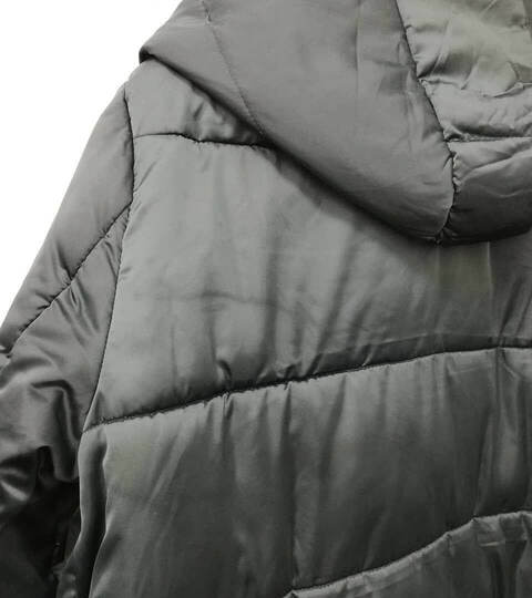 Серая куртка с порывом под рукавом