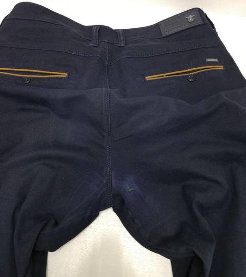 Синие брюки с дыркой