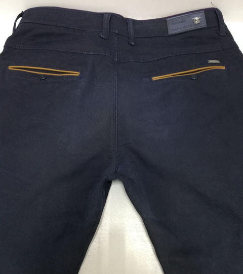 Синие брюки с дыркой