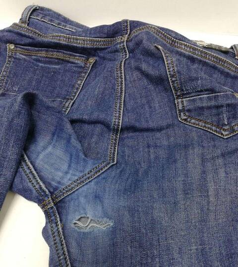 Синие джинсы с дыркой