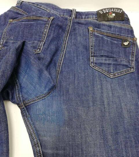 Синие джинсы с дыркой