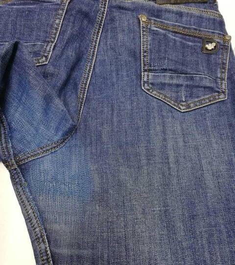 Синие джинсы с дыркой