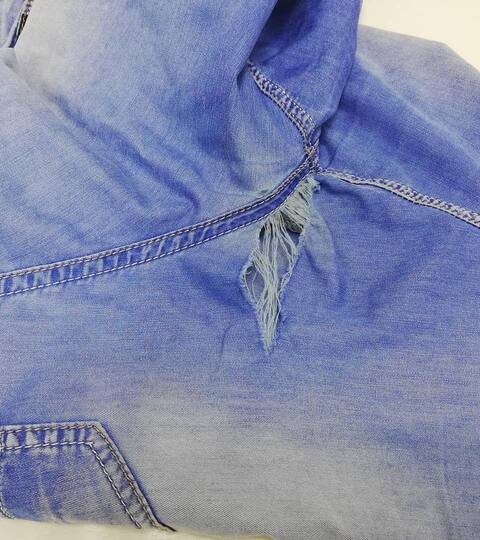 Синие джинсы с порывом