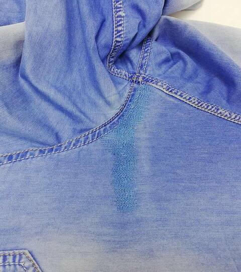 Синие джинсы с порывом