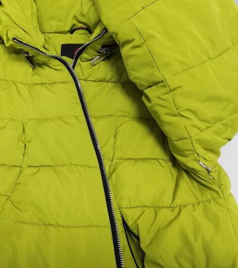 Желтая куртка с порывом под рукавом