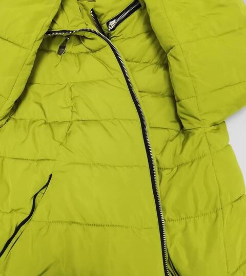 Желтая куртка с порывом под рукавом